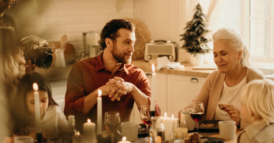 family having christmas dinner; christmas dinner prayer